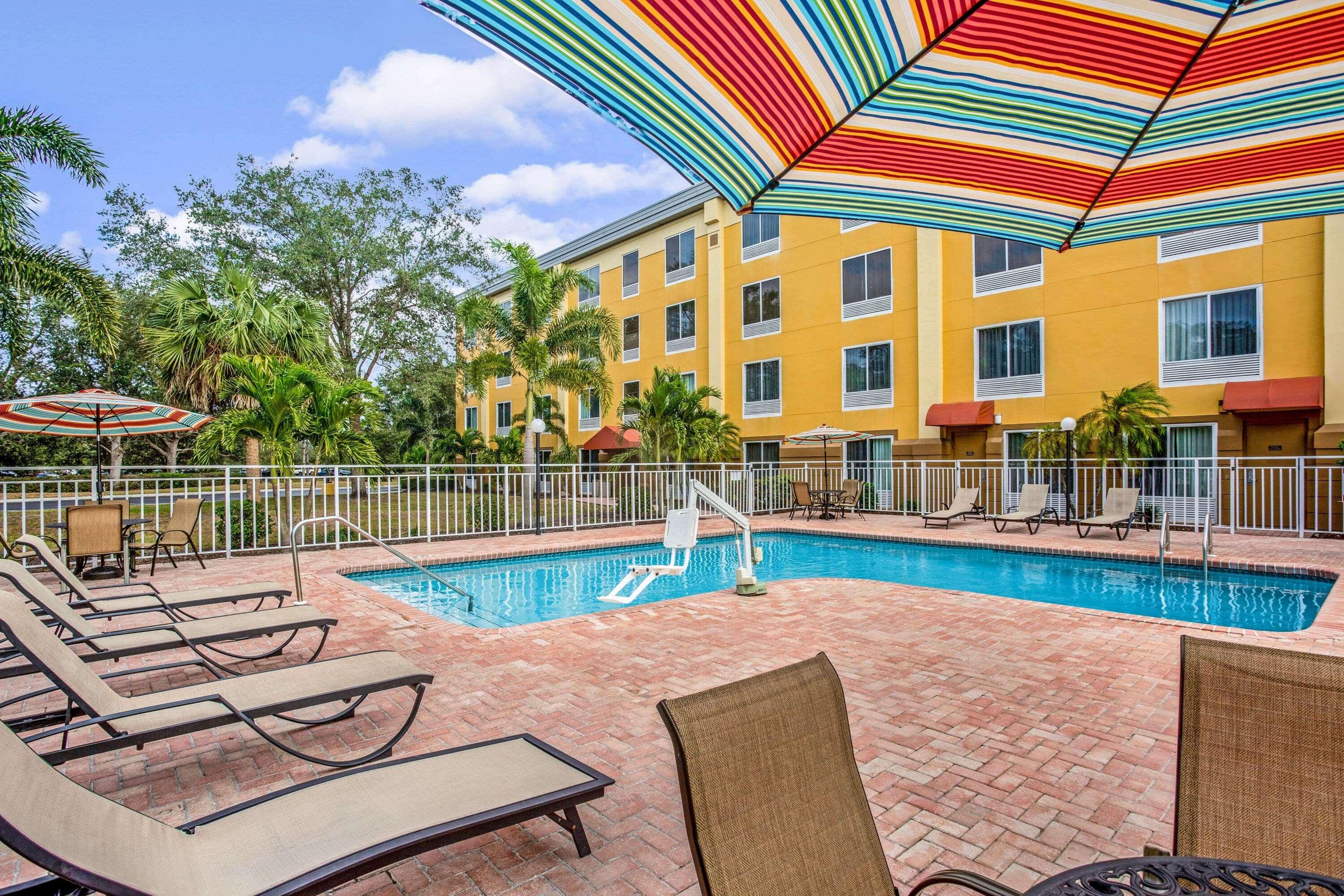 Comfort Inn & Suites Sarasota I75 The Meadows Exterior foto