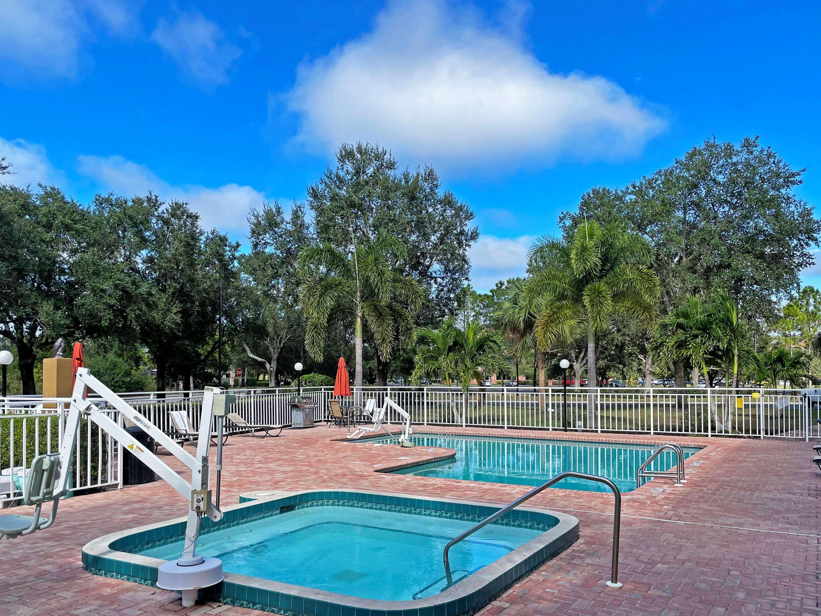 Comfort Inn & Suites Sarasota I75 The Meadows Exterior foto